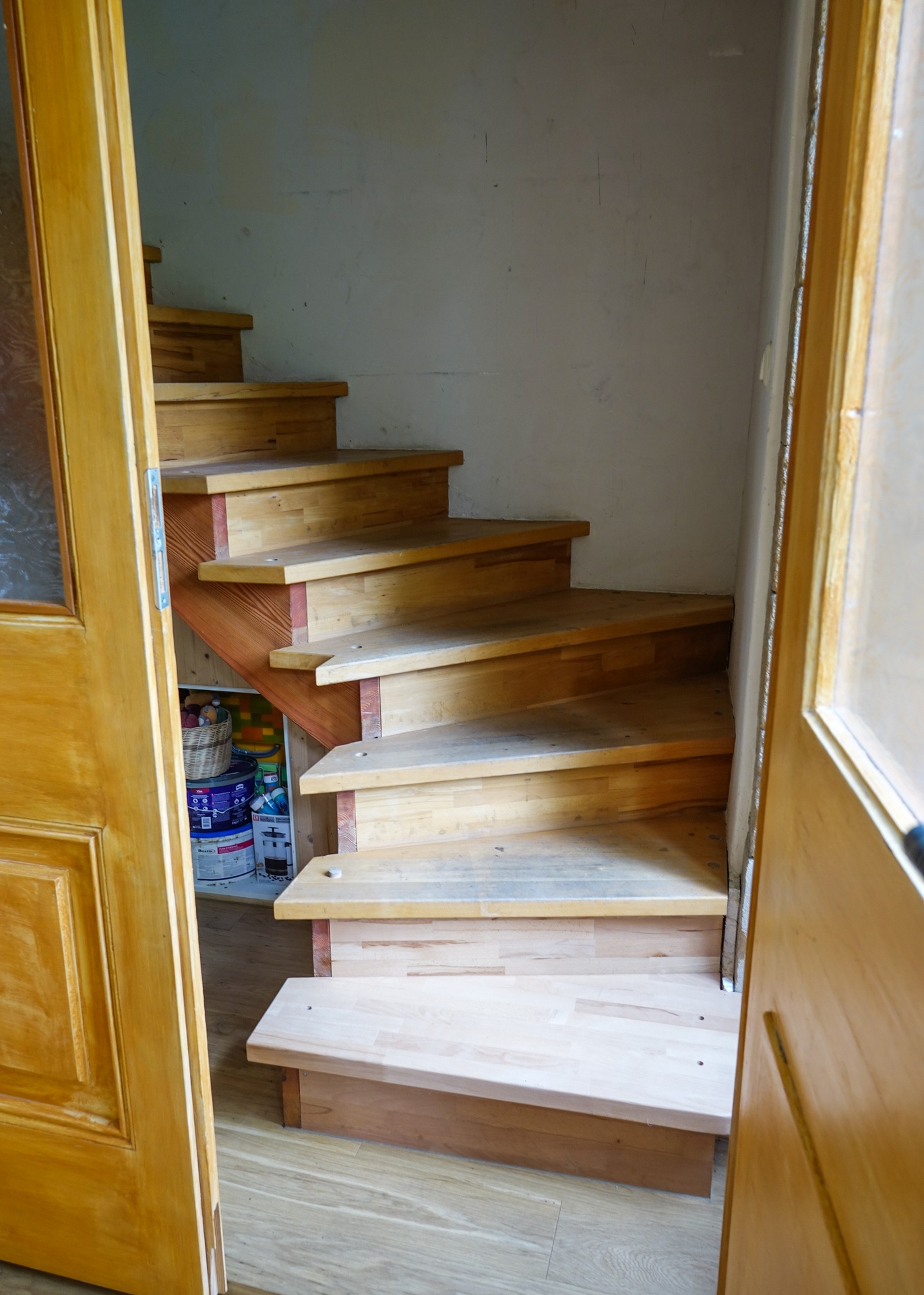 Eingangstür und Treppe 